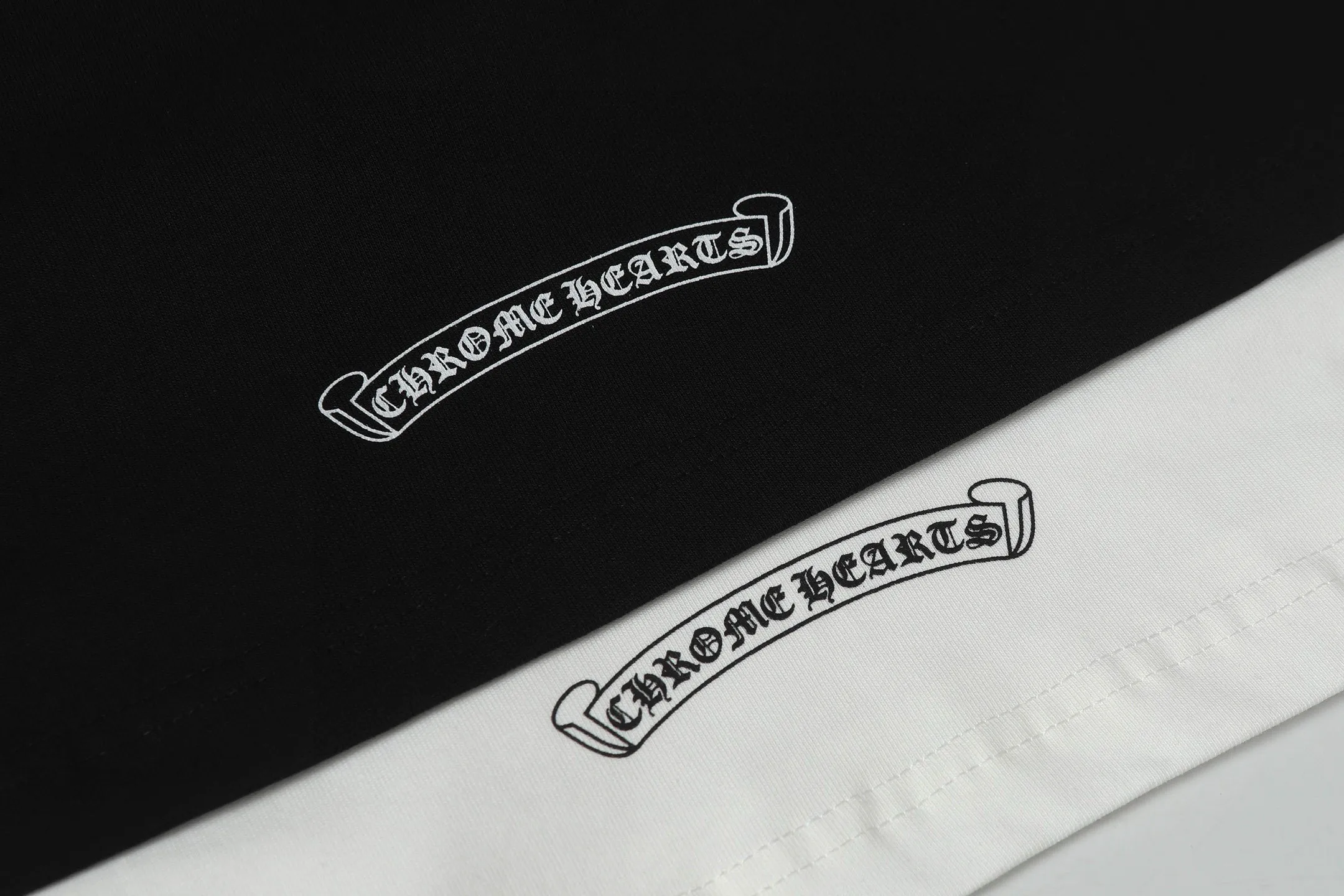 🅿️170 Chrome hearte/Chrome heart ch 25ss early spring new Sanskrit logo pocket short sleeves. A must-have item for daily commuting for men and women in light luxury. The correct version is welcome to compare. Detailed features ·280g 100% cotton double yarn jersey fabric ·Custom-dyed in the same cylinder, special thickened 32 counts double-strand 1x1 thread ·Double-needle cross-stitch technology ·Original main mark washed hangtag COLOUR: black white SIZE：xs s m l